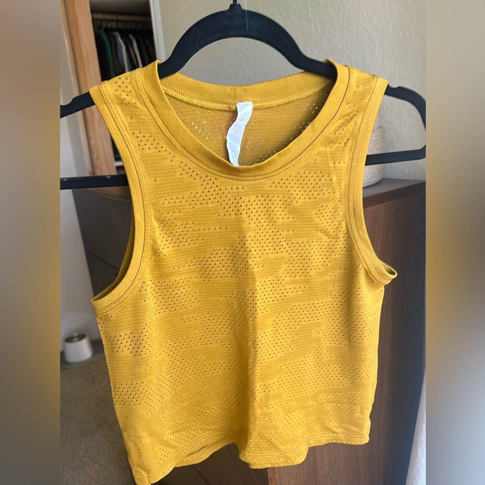 Lululemon train to be tank top